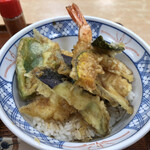 Menichi - 天丼670円。海老天が二尾、南瓜、茄子、ピーマン、海苔入り。