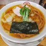 らーめん一葉 - ワンタンめん！脂が浮いて良い香り。澄んだ醤油に海苔の布団をかぶったカイワレ。