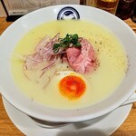 らーめん一葉 - 鶏白湯らーめん！乳白色に紫玉葱、ローストポーク、半熟卵が映えます！