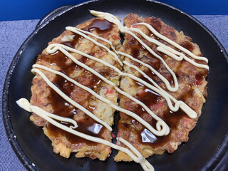 Okonomi Sachi - お好み焼きソースとマヨネーズをかければ、これがけっこういい感じ(o･∇︎･o)