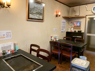 Okonomi Sachi - それぞれのテーブルに鉄板がセットされています！