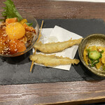 天ぷら大吉 - チョイ飲みセット  海鮮ユッケ,ワカサギの天ぷら,たくあんとオクラの和え物