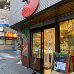 パン・プティ - 派手なお店です。
      キャラいろいろ混在。