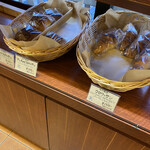 パン・プティ - レジ前にクロワッサン。天然酵母！