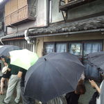 山元麺蔵 - 三軒隣まで並んだ行列は折り返していました