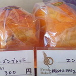 パンとケーキのみやこや - 左・レーズンブレッド（315円）右・エンリッチ（210円）