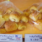 パンとケーキのみやこや - 左・ミニアップルデニッシュ（273円）右ハーフ（137円）