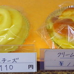 パンとケーキのみやこや - 左・クリームチーズ（110円）右クリームアップル（116円）