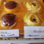 パンとケーキのみやこや - 左・新発売プリンクリーム（126円）、ブルーベリークリームチーズ（137円）