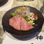 神戸牛 八坐和 - ローストビーフのサラダ
            
            ここのサラダは色んな種類のお野菜が入っていて彩りが良く味も美味しい♫
            メインが楽しみになります☺︎