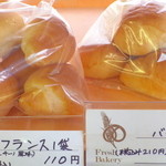 パンとケーキのみやこや - 左・プチフランス（ペペロンチーノ風味）一袋110円、右・バターロール（210円）