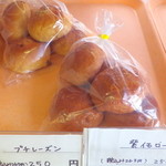 パンとケーキのみやこや - 左・プチレーズン（263円）、右・紫イモロール（263円）