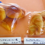 パンとケーキのみやこや - 左・パンプキンロール（一袋220円）、ミニクロワッサン（260円）