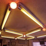 パンとケーキのみやこや - 洒落た配置の照明器具