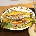 パン・ドゥ・スリジェ - 料理写真:タンドリーチキンとポテトのサンド297円