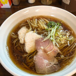 に干し屋 SINCHAN - 煮干香る甘めの醤油スープにパツパツの全粒粉入り細麺が旨い！