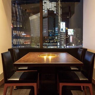 There is a private room with a window table overlooking the night view of Ginza.