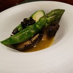 蒼 - ソースは自家製のバターと鮑の蒸し汁、酢橘。アスパラも荒々しい旨みが素晴らしい。