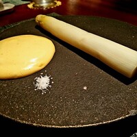 蒼 - ホワイトアスパラガス　作り立てのマヨネーズソース。ランド産の露地物、自然栽培のホワイトアスパラの巨大サイズ。量を調整するか尋ねられ、思いっきり首を横に振る。素晴らしい香り、甘み、食感、まさに王者のアスパラ。作り立ての泡立つビネガーソースもそれだけで美味すぎる品。