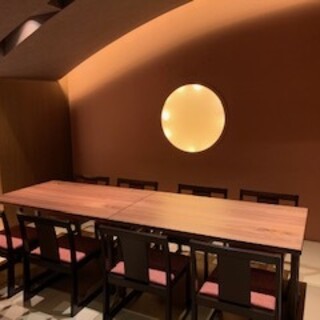 個室テーブル椅子
      ５名〜８名様
      
      接待などに人気の当店VIPルームです。