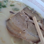 さんちゃんラーメン - ｶｯﾄは大きめで厚みもある良心的ｽﾍﾟｯｸ。味は素朴感高い醤油味が染みた味