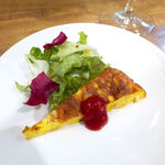 バール トレンタ トレ - お通し（￥400）。オリーブオイルで焼き上げたイタリアンオムレツ