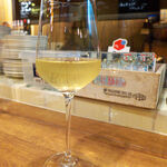 バール トレンタ トレ - 白ワイン「オレス」（￥700）。グラスワインは常時10種類を揃える