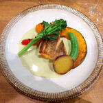 バール トレンタ トレ - 沼津産真鯛のポワレ・空豆ソース（￥1400）。香ばしさが厨房からカウンターまで広がってくる