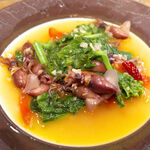 バール トレンタ トレ - ほたるいかと菜の花のアーリオオーリオ（￥800）。ニンニクと唐辛子を効かせ、食欲をそそる風味