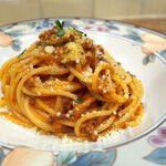 バール トレンタ トレ - 赤ワインで煮込んだ挽肉はコク深く、香りが良くて塩辛くない。やはり赤ワインを誘う味わい