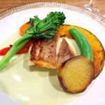 バール トレンタ トレ - 淡泊な白身に絡む空豆ソースはクリーミー。付合せの野菜も、それぞれの味が濃い