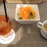 カフェテラス四季 - サラダとドリンク（アイスティー）