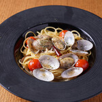 Vongole Bianco with clams and tomatoes