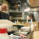 HEY MEAT - 店長の森健太郎(通称モリケン)氏は札幌屈指の人気ジンギスカン店(士別バーべキュー)出身とあって、広い店内が満員御礼の混雑模様であっても続々とモリモリ盛付け肉プレートが提供される。肉の繊維を上手く生かしたカットは理屈じゃなくその経験から自然と身につけた技術なんですよね...と、考えると、余計、オ得に感じる価格設定。