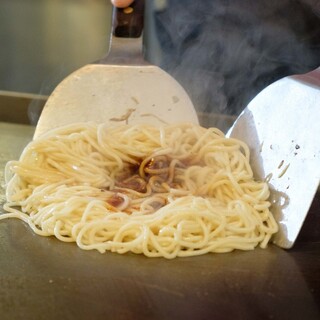 故郷広島を愛するスタッフ達。お店の空気を盛り上げますけぇの！