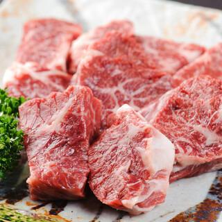 We offer a variety of carefully selected Kuroge Wagyu beef at affordable prices.