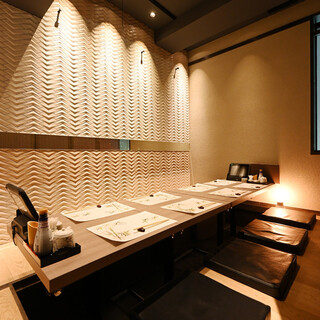 [Completely private room for 5 to 8 people] A private room with a horigotatsu that boasts a stylish interior.