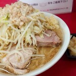 ラーメン二郎 - ラーメン(750円)麺半分、ニンニクヤサイ アブラマシマシ。