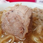 ラーメン二郎 - 豚1枚目。