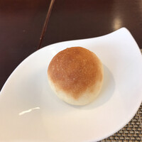 レ クルール - 料理それぞれにこの小さなパンが付いてきます。