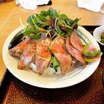 鳥音 - ローストビーフ丼