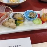 ゆふいんホテル秀峰館 - 前菜は，柿玉子，蟹寿司，秋刀魚柚庵焼き，中猪口，無花果ワイン煮，常節，マンゴー羊羹，落花生