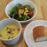 ボーノ - サービスランチの サラダ スープ パン