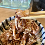 八洲 - ゲソ天が丼ツユと絡み、ご飯と合うわい。