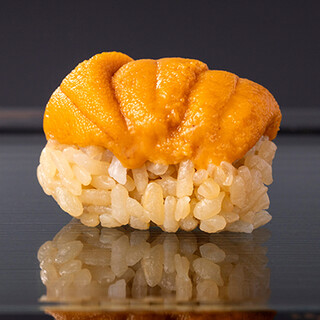 日本各地から旬のお魚が届いております。