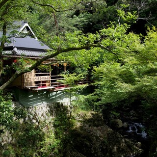 Minoo Falls Road is rich in history and culture. To the deep forest that makes you want to take a deep breath