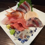 金町製麺 - 刺身（マグロ、ホタテ、ソイ？、アジ、カンパチ、しらす、ボタン海老）