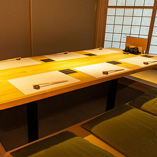 木の温もりあふれる上質空間。完全個室有もございます。