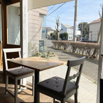 リトルネスト - 窓側の席