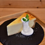 Cafe and factory PaLuke - 植村さんのチーズケーキ│プレーン カットタイプ@460円：別角度にて。